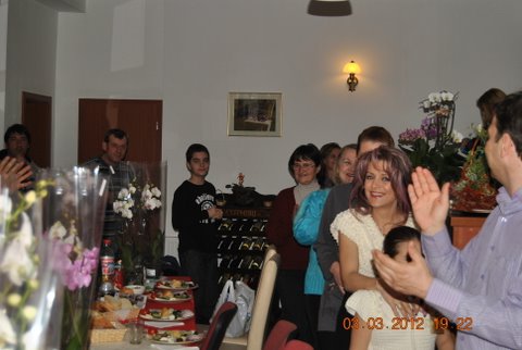 In timp ce barbatii asezau masa fetele ereau expediate care pe unde. Cand au aparut, surpriza s-a completat cu un La multi ani cantat in cor de toata suflarea.