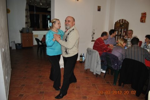 Unii mai si danseaza