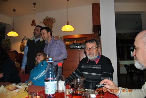Pozarul...pozat. Ceilalti preferau sa se uite la TV in loc sa danseze.