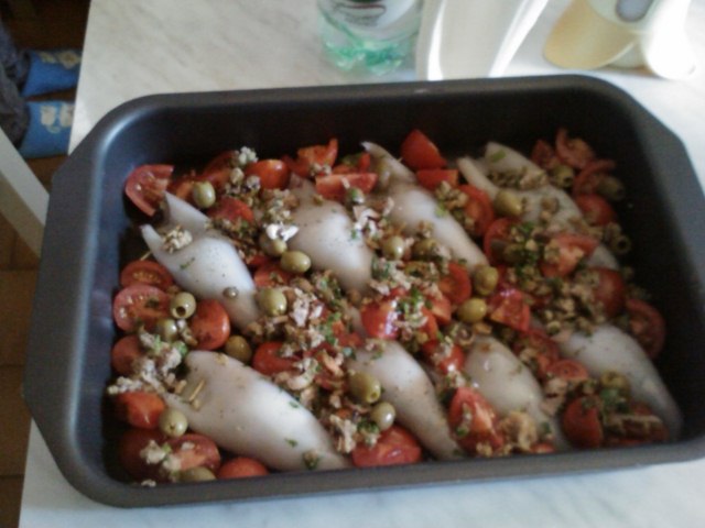 calamari umpluti cu stridie,zarzavat,masline,etc