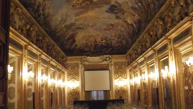 Sala de bal in aur si oglinzi