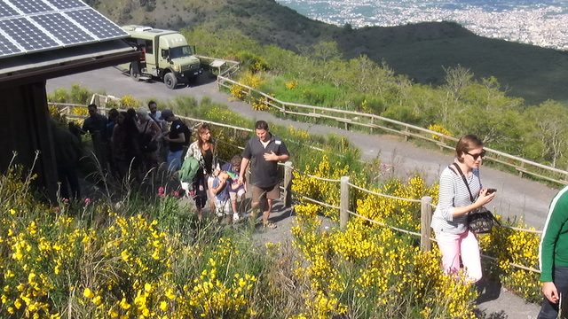 Urcarea pe Vezuviu se face cu un autobus pana la un loc si apoi cu masimi militare 4x4 dupa acre incepe urcarea individuala