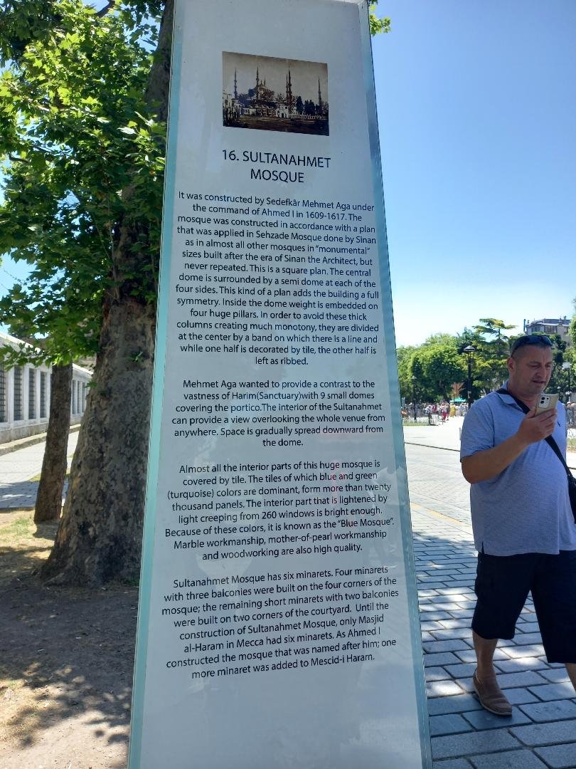 Panou informativ la intrarea Moscheiei Albastre.jpeg